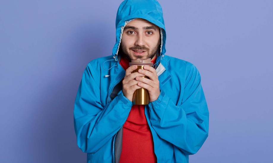 رجل يشعر بالبرد