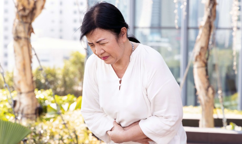 امرأة تعاني من انتفاخ البطن