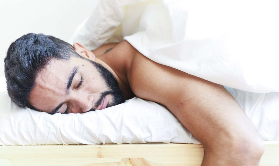 نوم دون ملابس