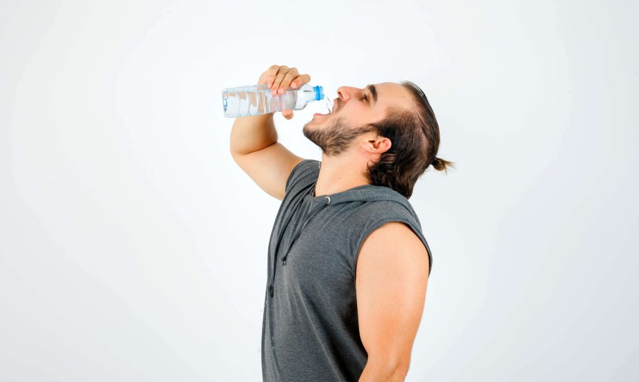 رجل يشرب مياه