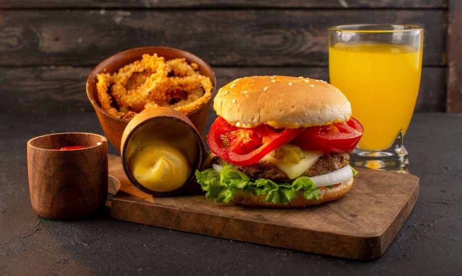 عصير فواكه وبرجر