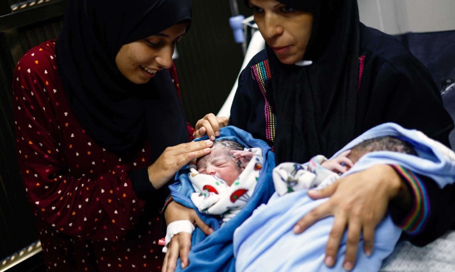 معاناة الحوامل والمواليد في غزة