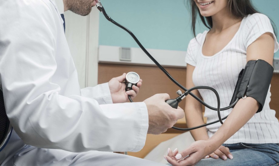 مرأة تخضع لفحص طبي