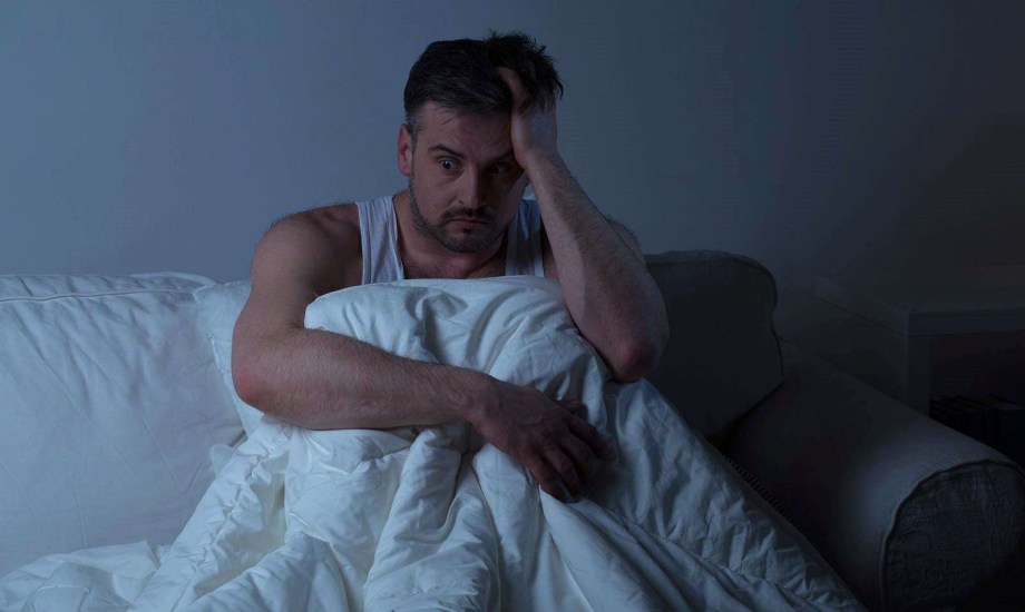 شخص يعاني من كابوس أثناء النوم