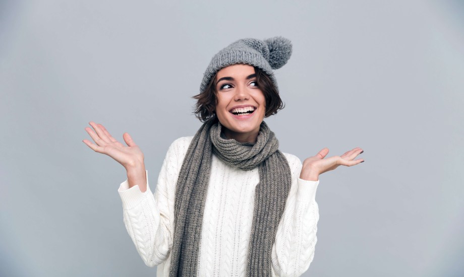 امرأة ترتدي وشاحاً