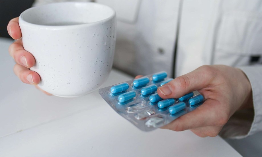 رجل يتناول أدوية الكوليسترول
