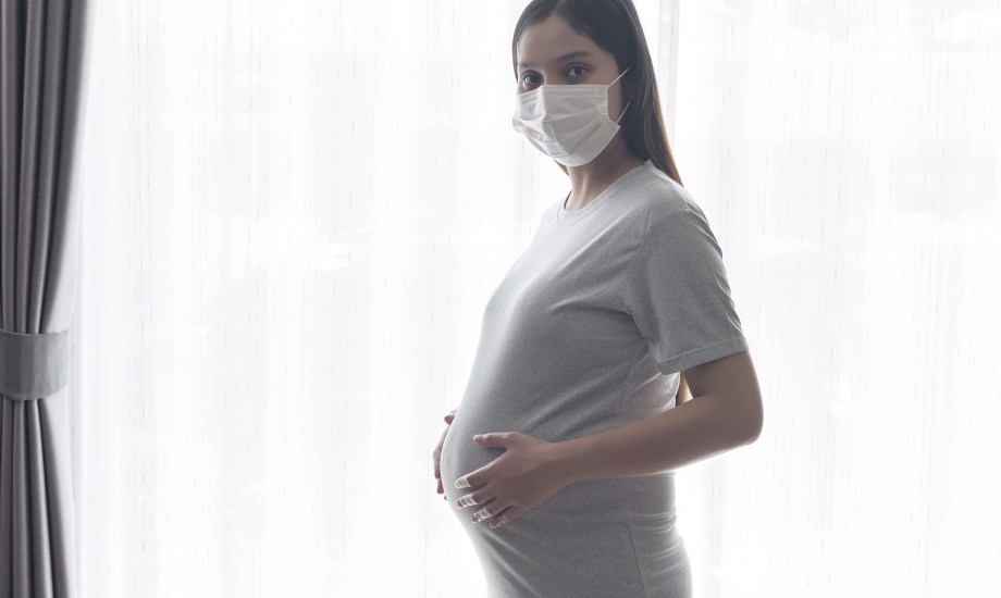 امرأة حامل مصابة بفيروس كورونا