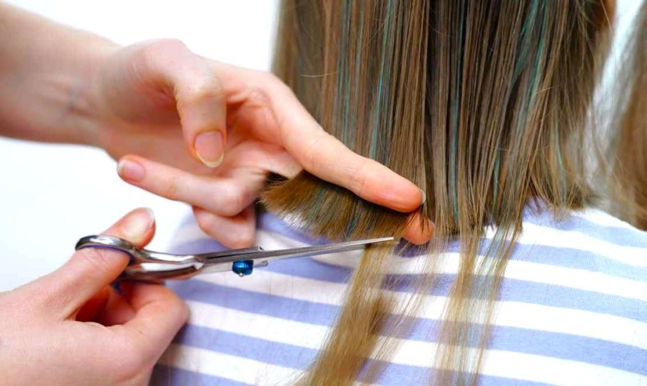 قص أطراف الشعر