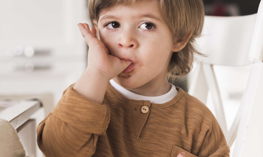 طفل يمص إصبع الإبهام