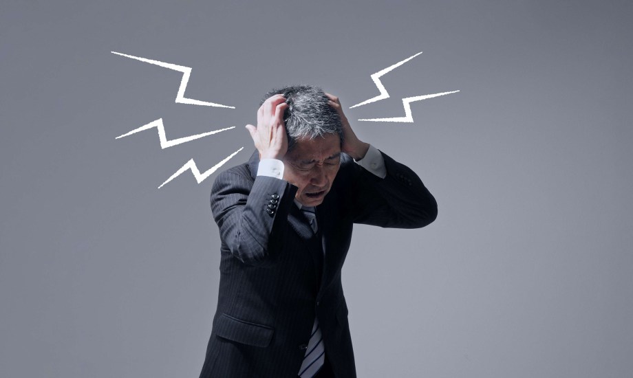 رجل يشعر بصداع