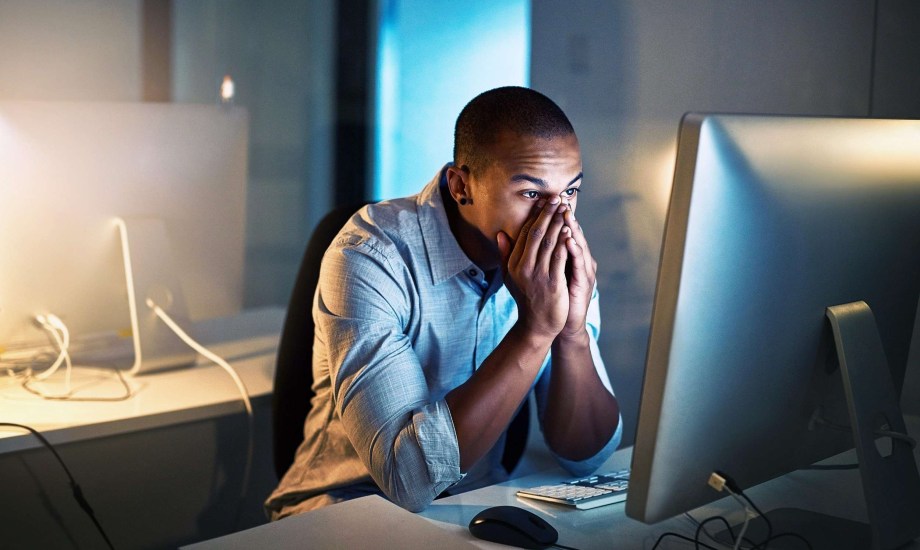 رجل يجلس في العمل