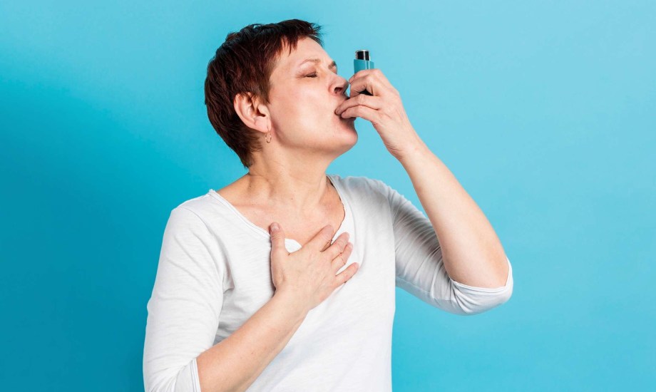 امرأة تعاني من الربو