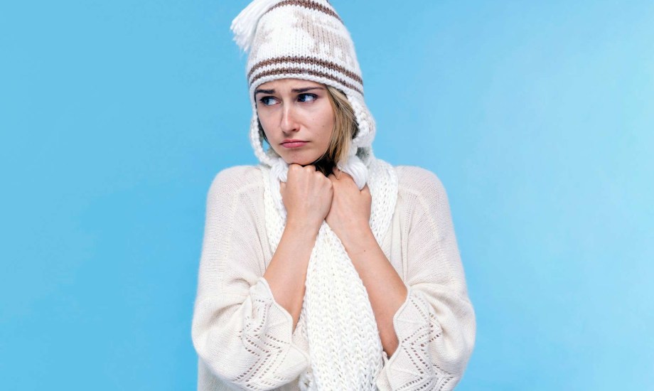 امرأة تشعر بالبرد خلال الدورة الشهرية