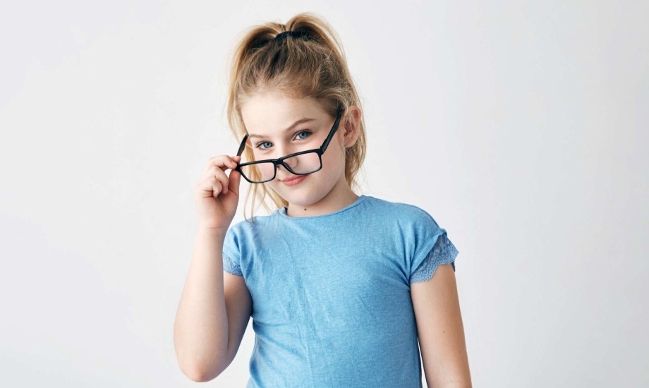 طفلة ترتدي نظارة طبية
