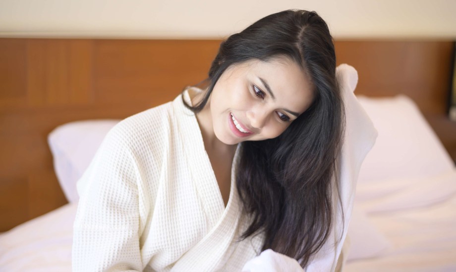 أضرار النوم بشعر مبلل