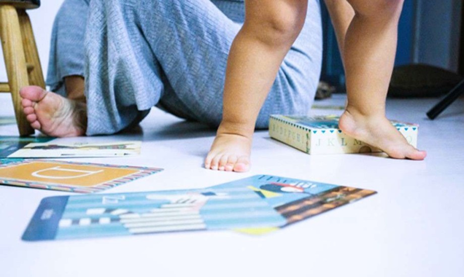 فوائد المشي حافي القدمين  للأطفال