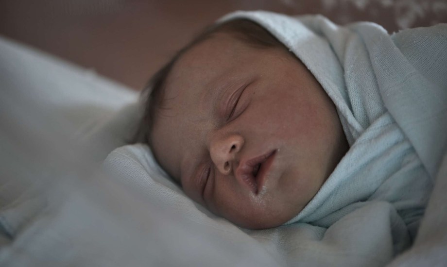 القشط أو البصق عن الرُضع