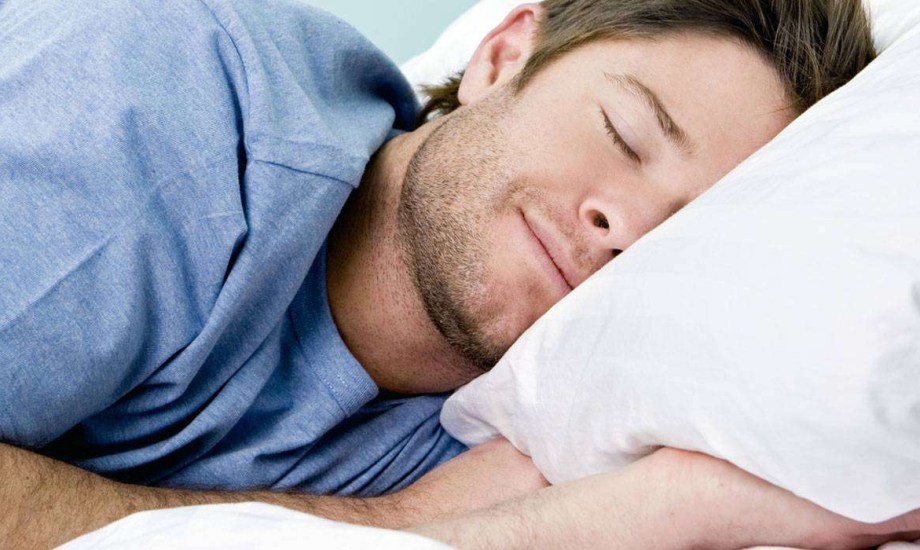 3 أسباب وراء الضحك خلال النوم لدى البالغين