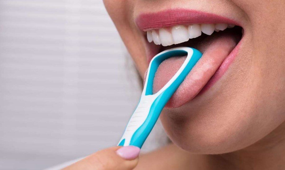 ماذا يخبرك لون اللسان عن صحتك؟ الأصفر يشير إلى 4 أمراض