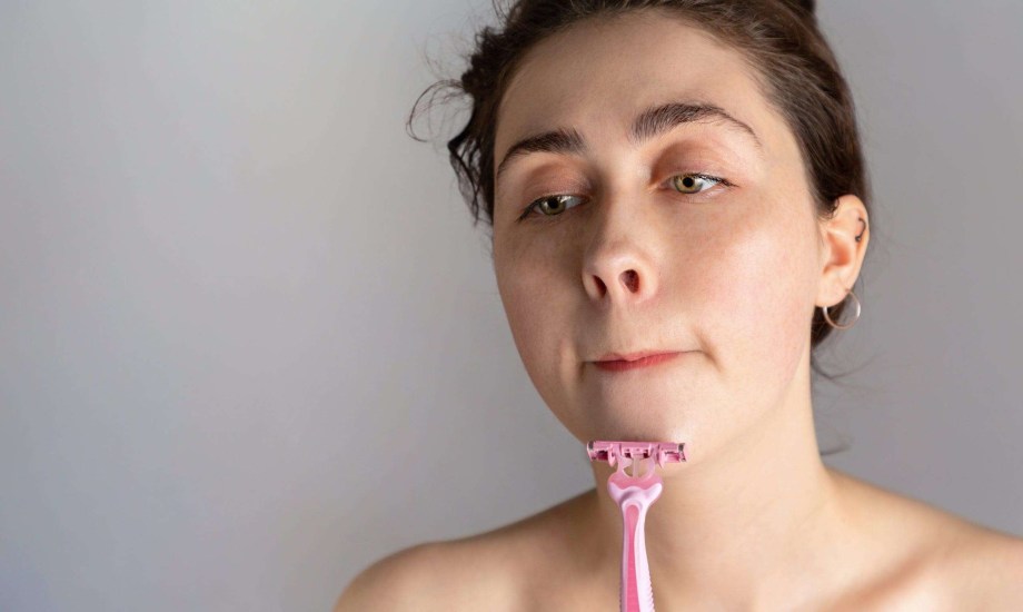 4 حالات صحية وراء فرط نمو الشعر عند النساء.. لا تتجاهلي أعراض الشعرانية