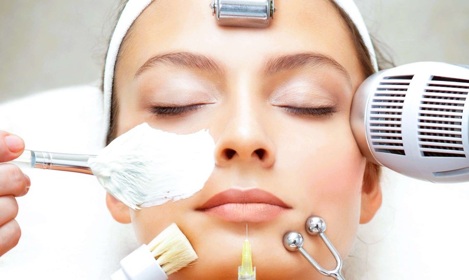 Gen Z يدفع ثمن العناية بالبشرة