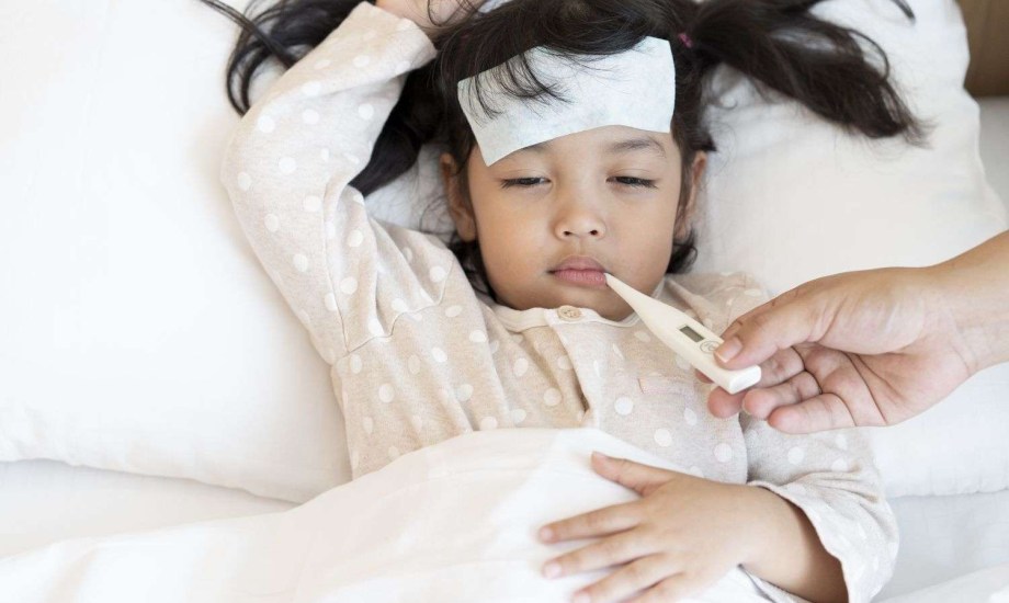 5 حلول منزلية لخفض درجة حرارة الأطفال.. الاستحمام بالماء الفاتر أبرزها