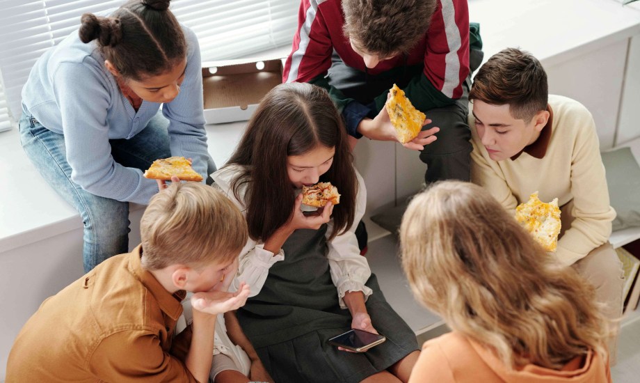 عادات غذائية غير صحية تجذب المراهقين