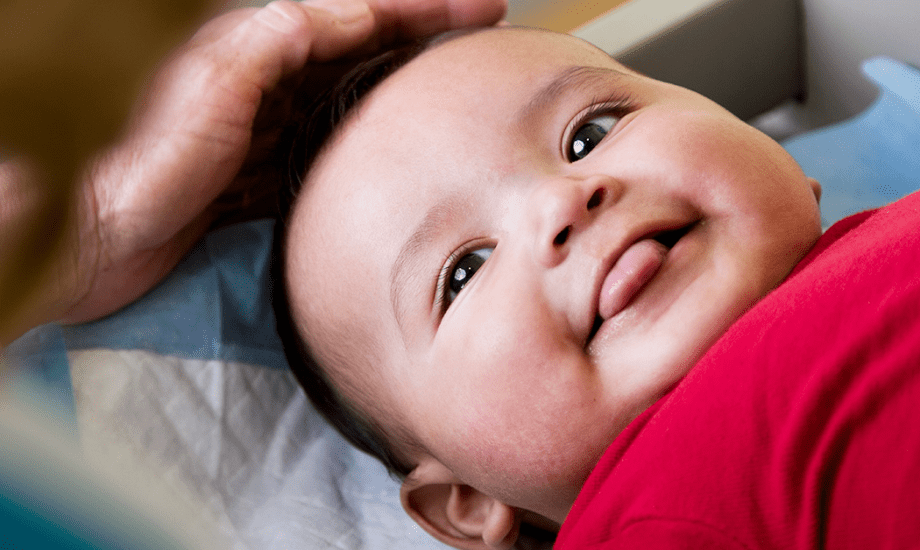 طفل يخرج لسانه