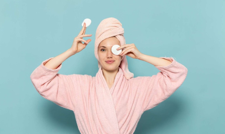 إزالة المكياج بالزيوت الطبيعية