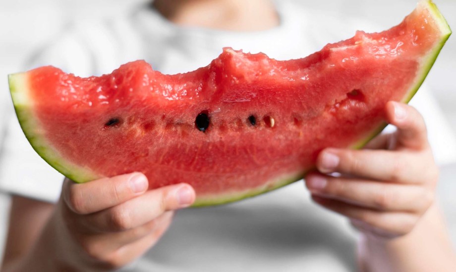أضرار تناول البطيخ ليلاً