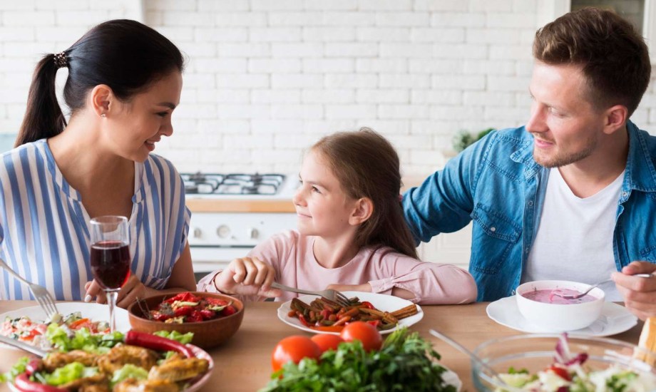 أطعمة ومشروبات لا تقدميها لطفلك قبل النوم