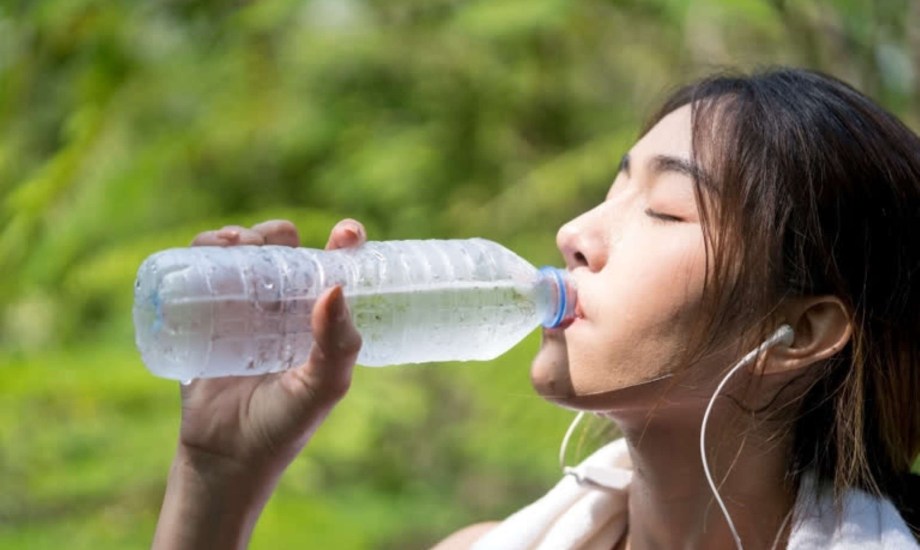 أضرار لشرب الماء البارد في الصيف