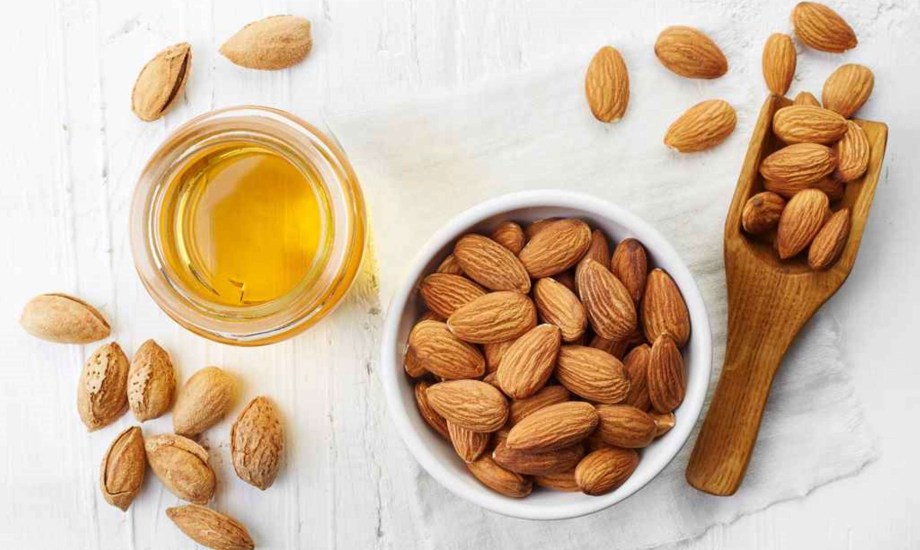 زيت اللوز وعلاج الهالات السوداء