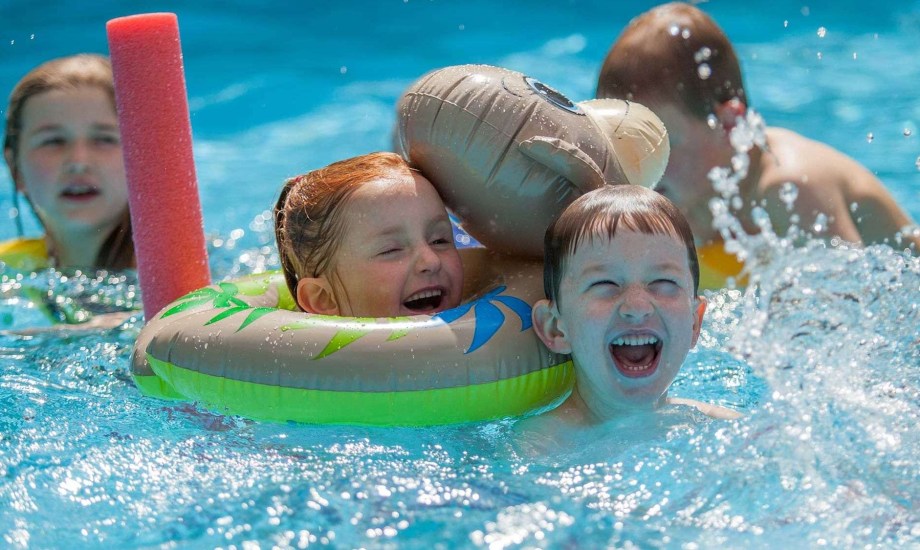 إجراءات احترازية لطفلك قبل وأثناء السباحة