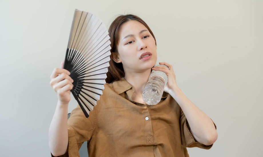 أطعمة تخفف أعراض الهبات الساخنة