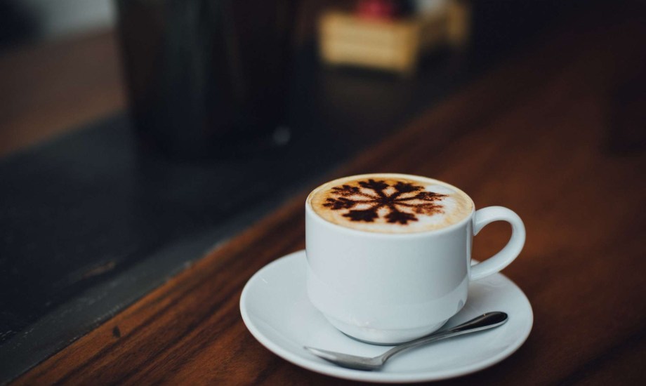 أضرار تناول قهوة بالحليب على معدة فارغة