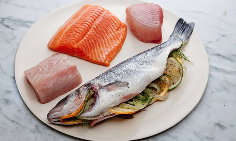 5 أسماك تساعد على حرق دهون البطن