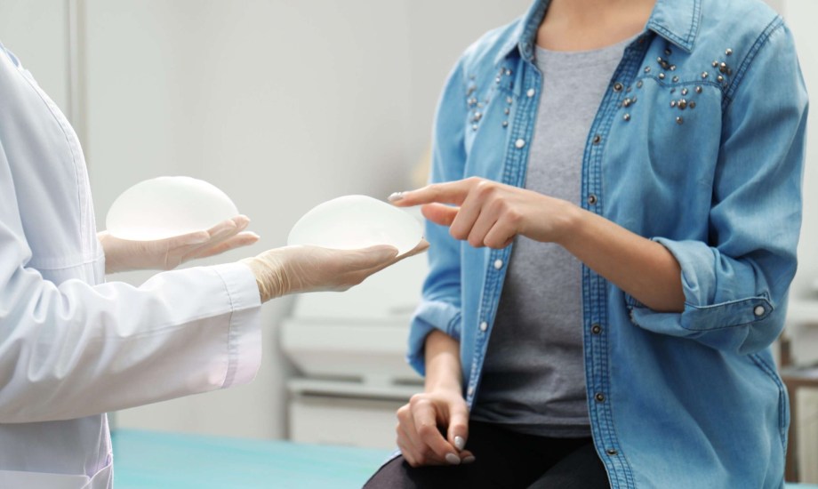 أنواع زراعة الثدي وأسبابها 