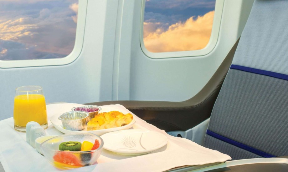 أفضل الأطعمة أثناء السفر بالطائرة