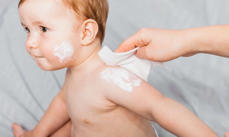 فوائد وأضرار المناديل المببلة للأطفال