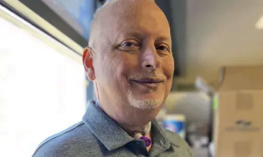 رجل يستعيد صوته بعد إصابته بسرطان الحنجرة