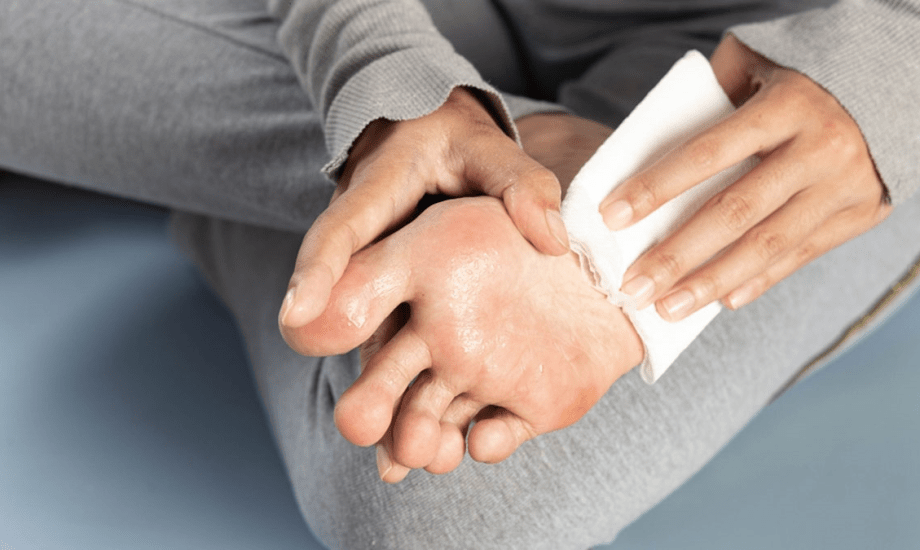 أعراض فرط تعرق القدمين