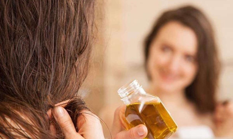 أخطاء عند استخدام زيت الشعر تسبب تساقطه