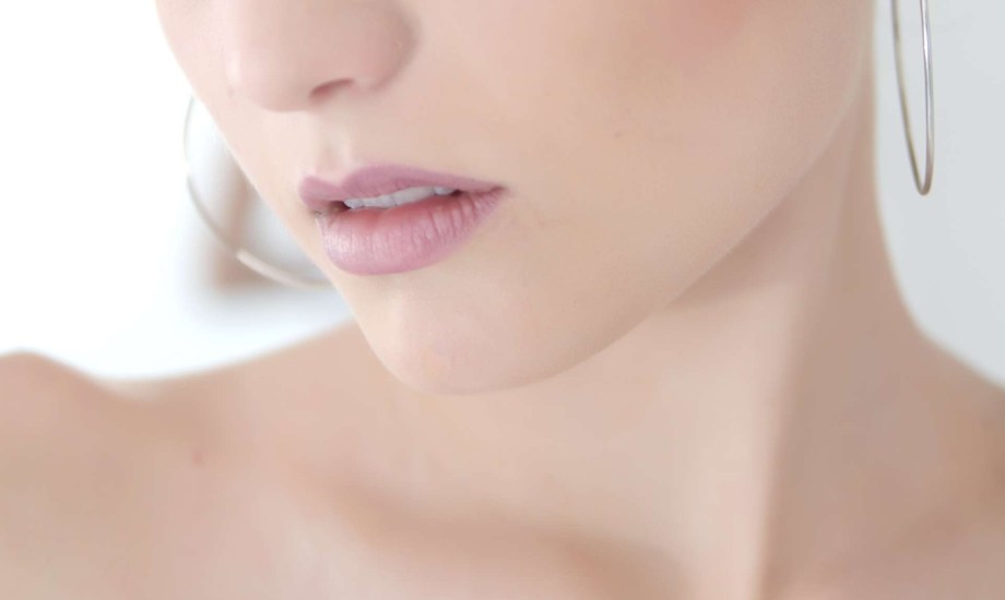 على ماذا تدل الشفايف البيضاء؟