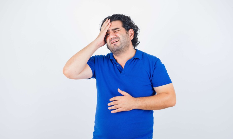 أسباب ارتباط آلام المعدة بالصداع