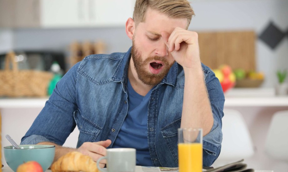 أسباب شعورك بالنعاس بعد تناول الطعام