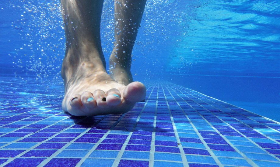 فوائد المشي في الماء