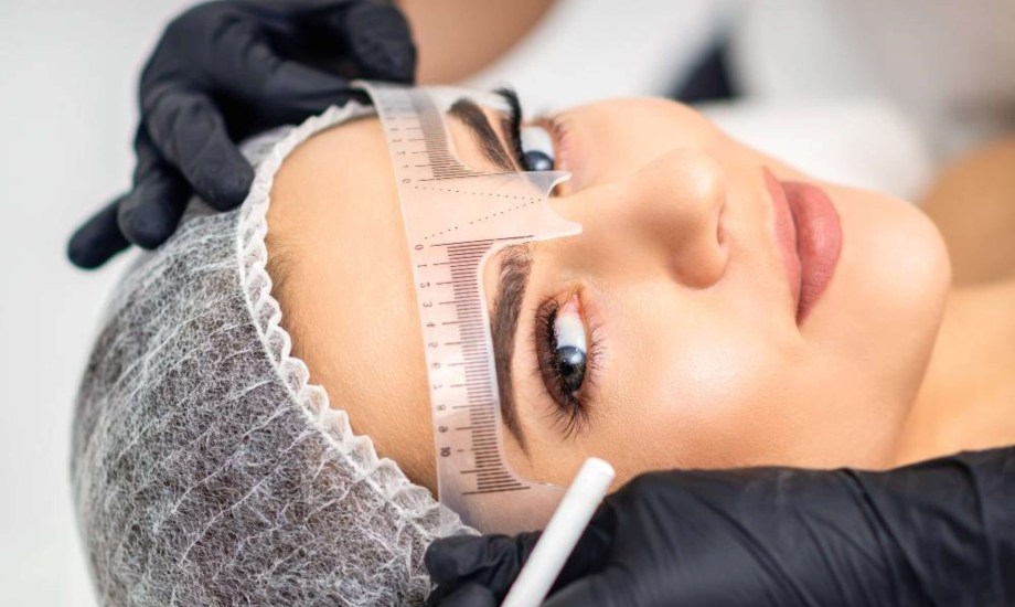 زراعة الحواجب.. مميزاتها وآثارها الجانبية