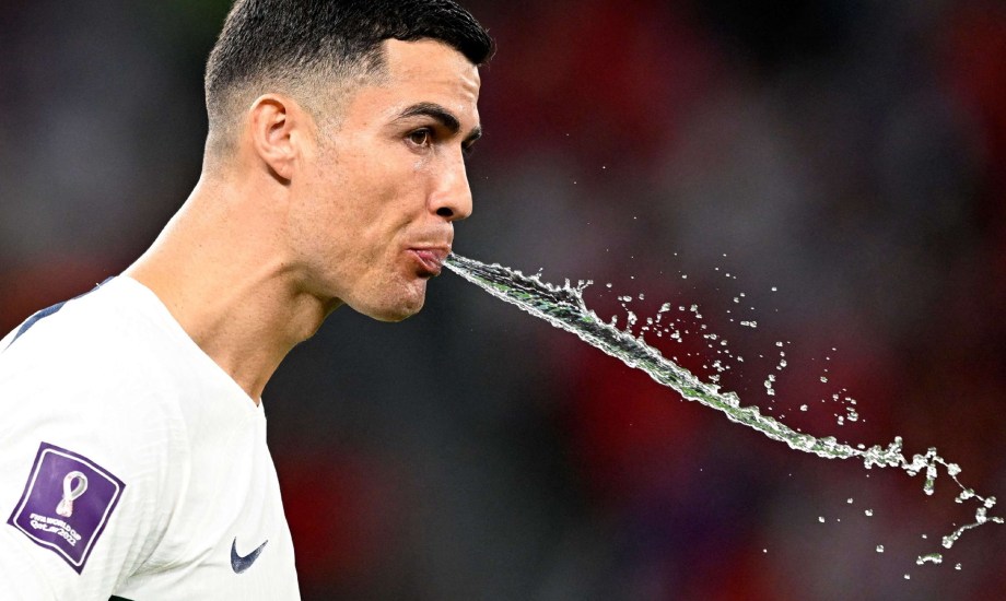 لماذا يبصق لاعبو كرة القدم في الملعب؟