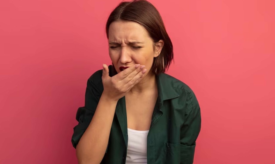 عض اللسان.. أسبابه وطرق علاجه